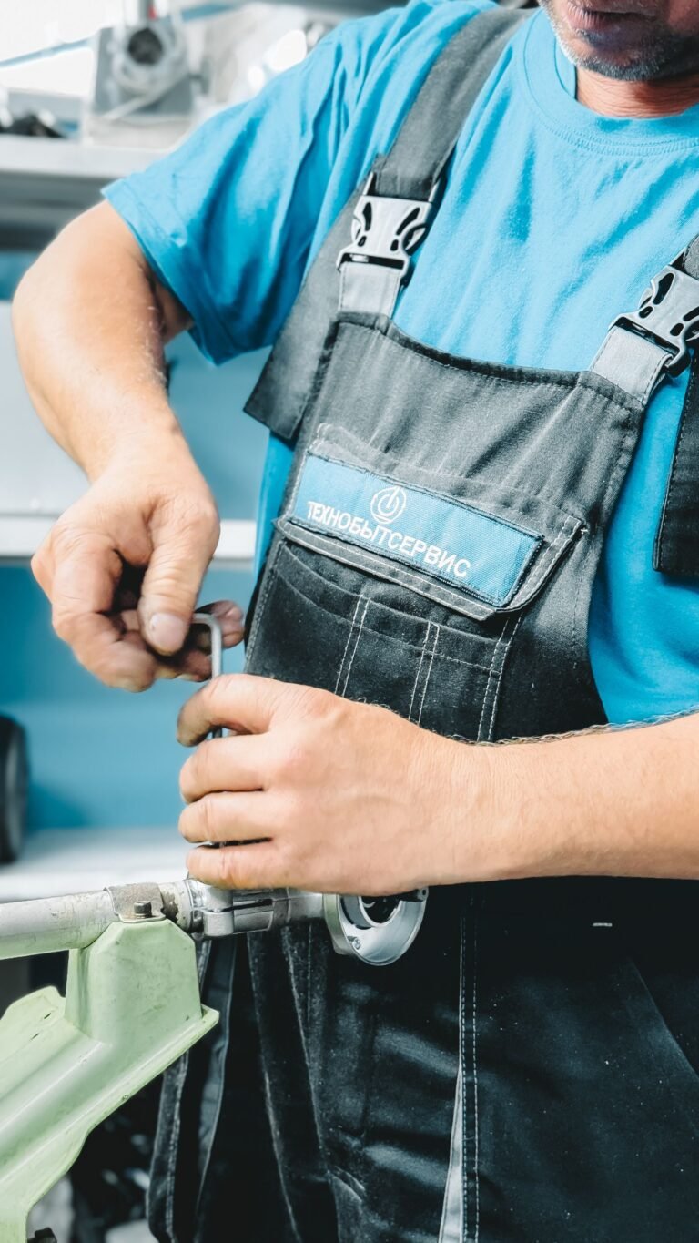 Een vakman werkt aan een leiding — sfeerbeeld bij loodgieterswerk