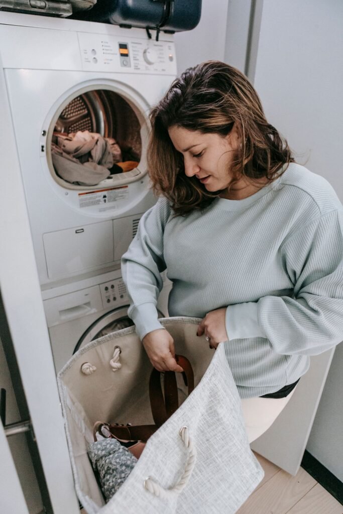 De was doen met een wasmachine thuis — sfeerbeeld